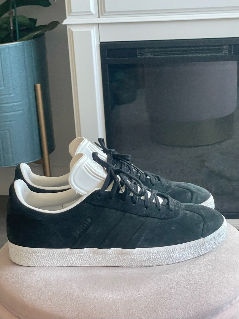 ADIDAS GAZELLE STITCH AND TURN
Core Black/ Core Black/ Ftw White